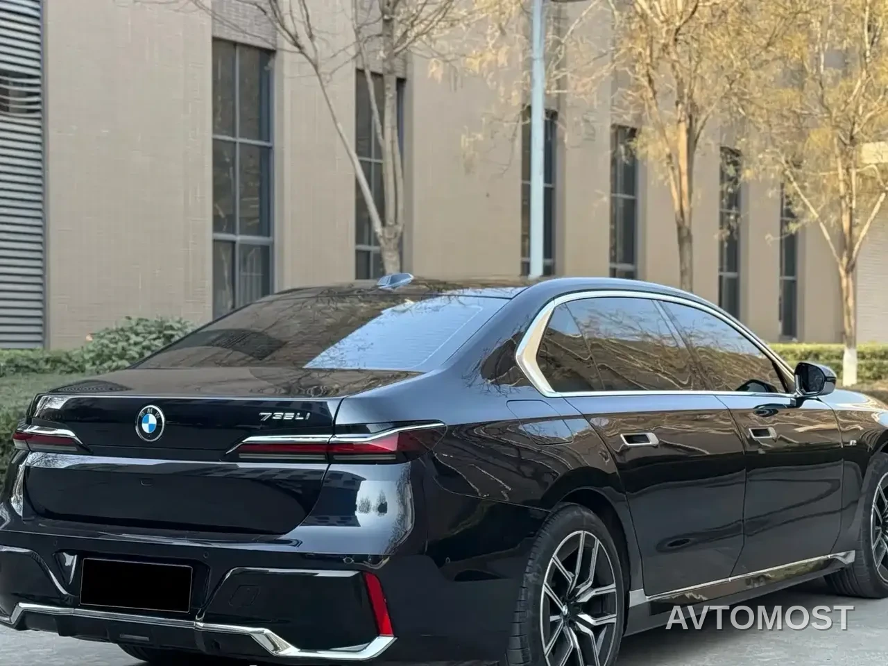 BMW 7 Series 2023 Model 735Li Luxury Package — фото 11