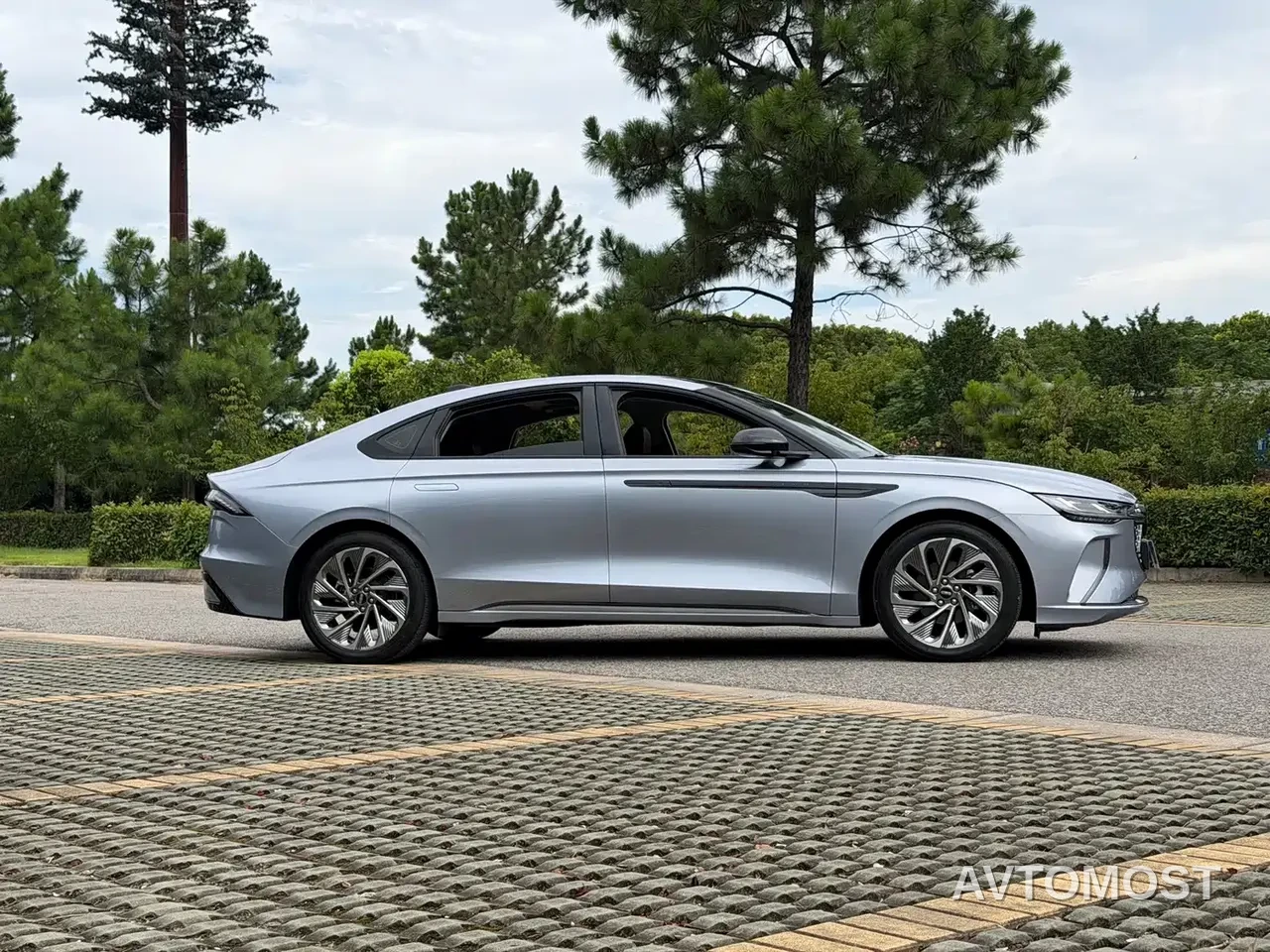 Lincoln Z 2024 2.0T 2WD Premium Hybrid — фото 4