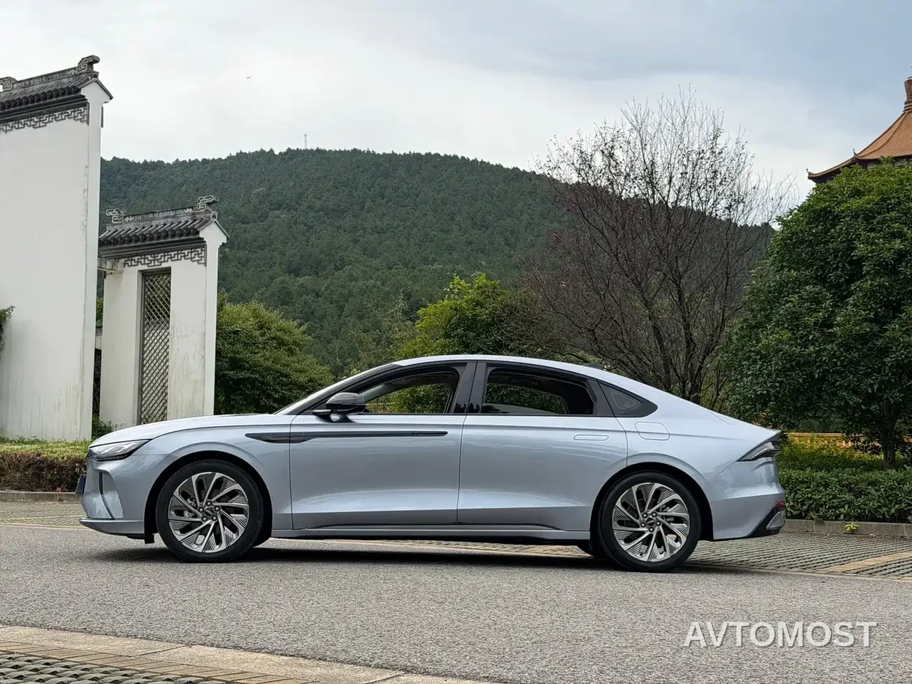 Lincoln Z 2024 2.0T 2WD Premium Hybrid — фото 14