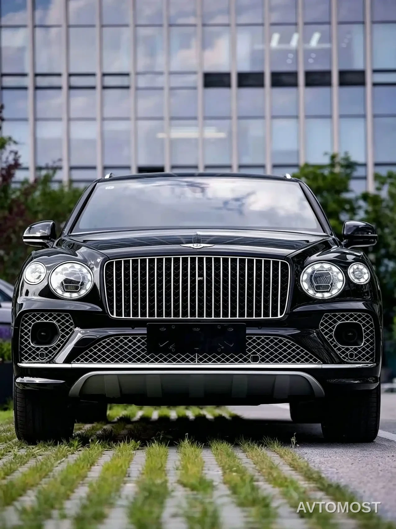 Bentley Bentayga 2023 4.0T V8 Long Wheelbase Version — фото 2