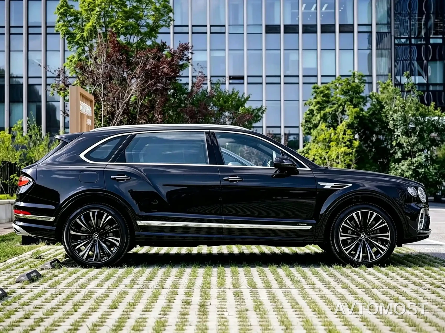 Bentley Bentayga 2023 4.0T V8 Long Wheelbase Version — фото 4