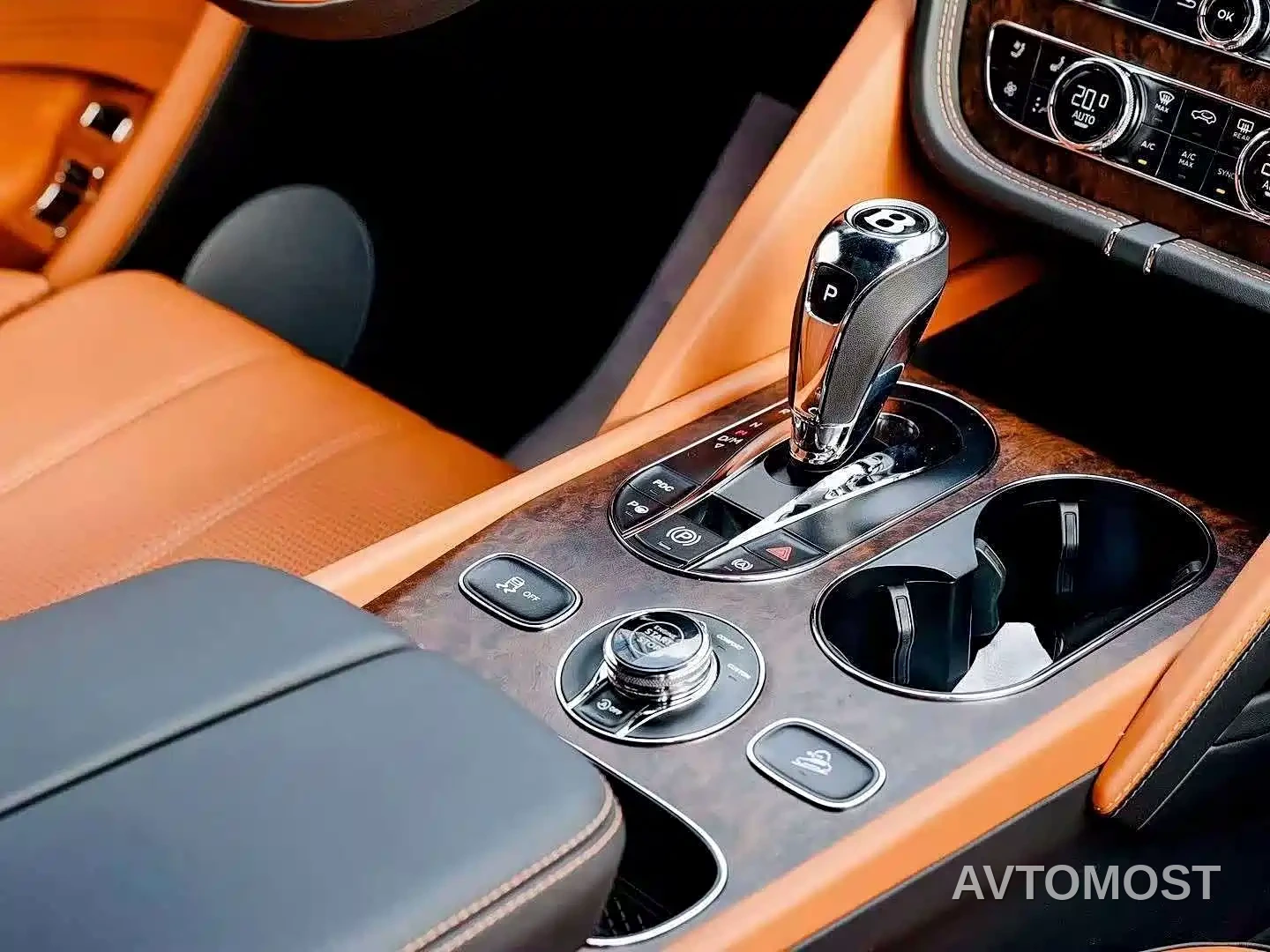 Bentley Bentayga 2023 4.0T V8 Long Wheelbase Version — фото 8