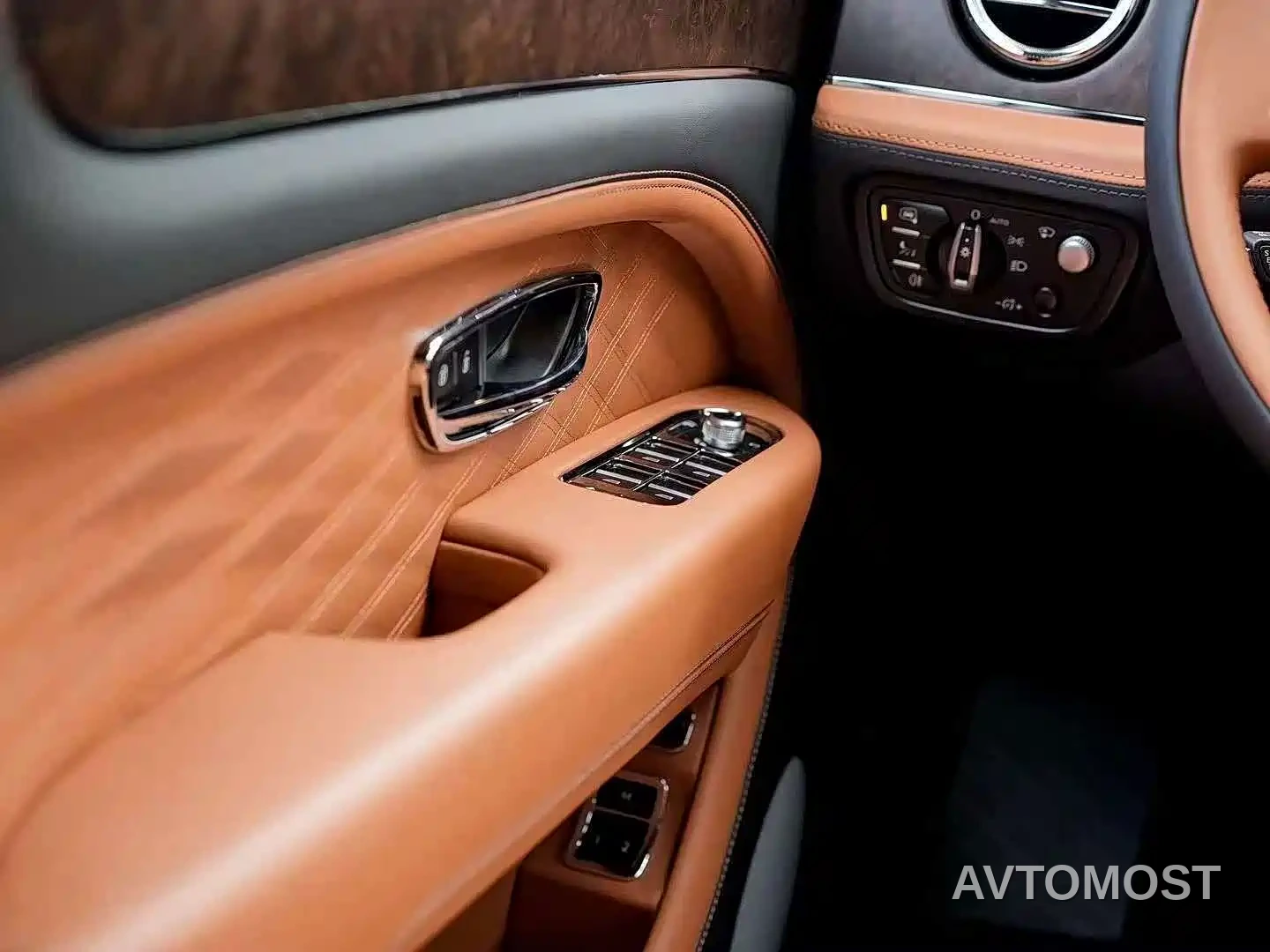 Bentley Bentayga 2023 4.0T V8 Long Wheelbase Version — фото 10