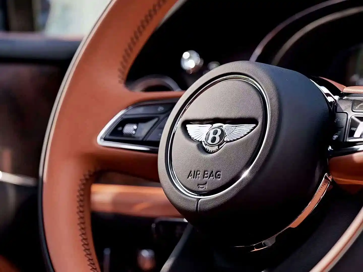 Bentley Bentayga 2023 4.0T V8 Long Wheelbase Version — фото 11