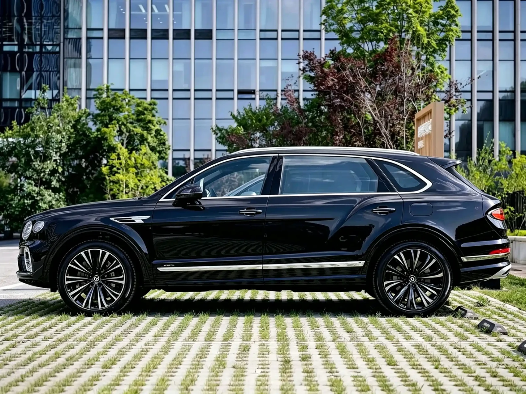 Bentley Bentayga 2023 4.0T V8 Long Wheelbase Version — фото 12