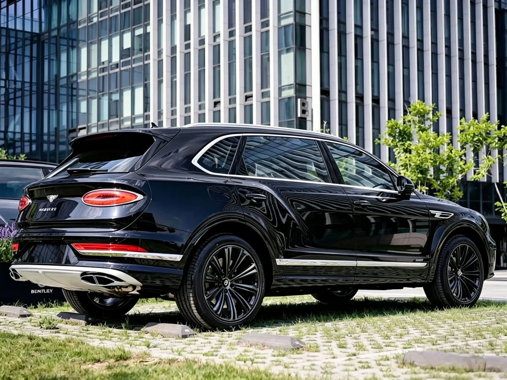 Bentley Bentayga 2023 4.0T V8 Long Wheelbase Version — фото 14