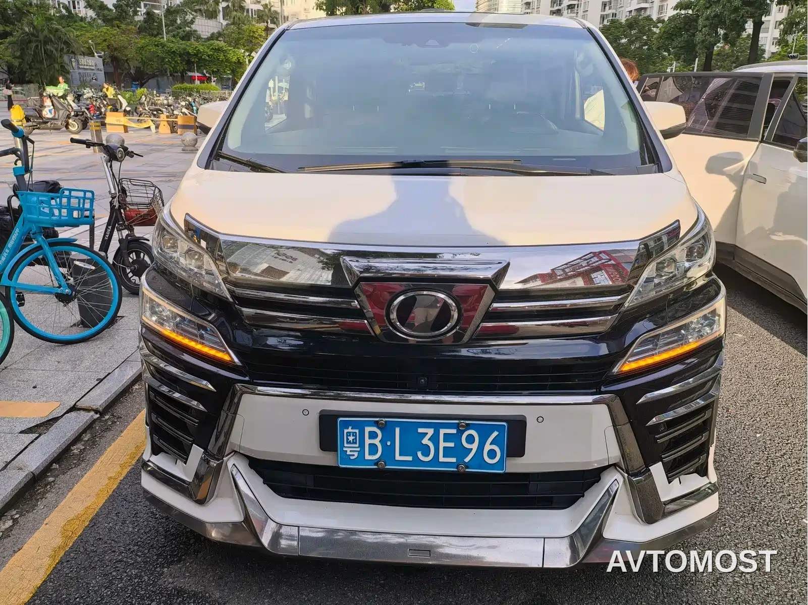 Toyota Vellfire 2020 Twin Engine 2.5L HV Luxury Edition — фото 2