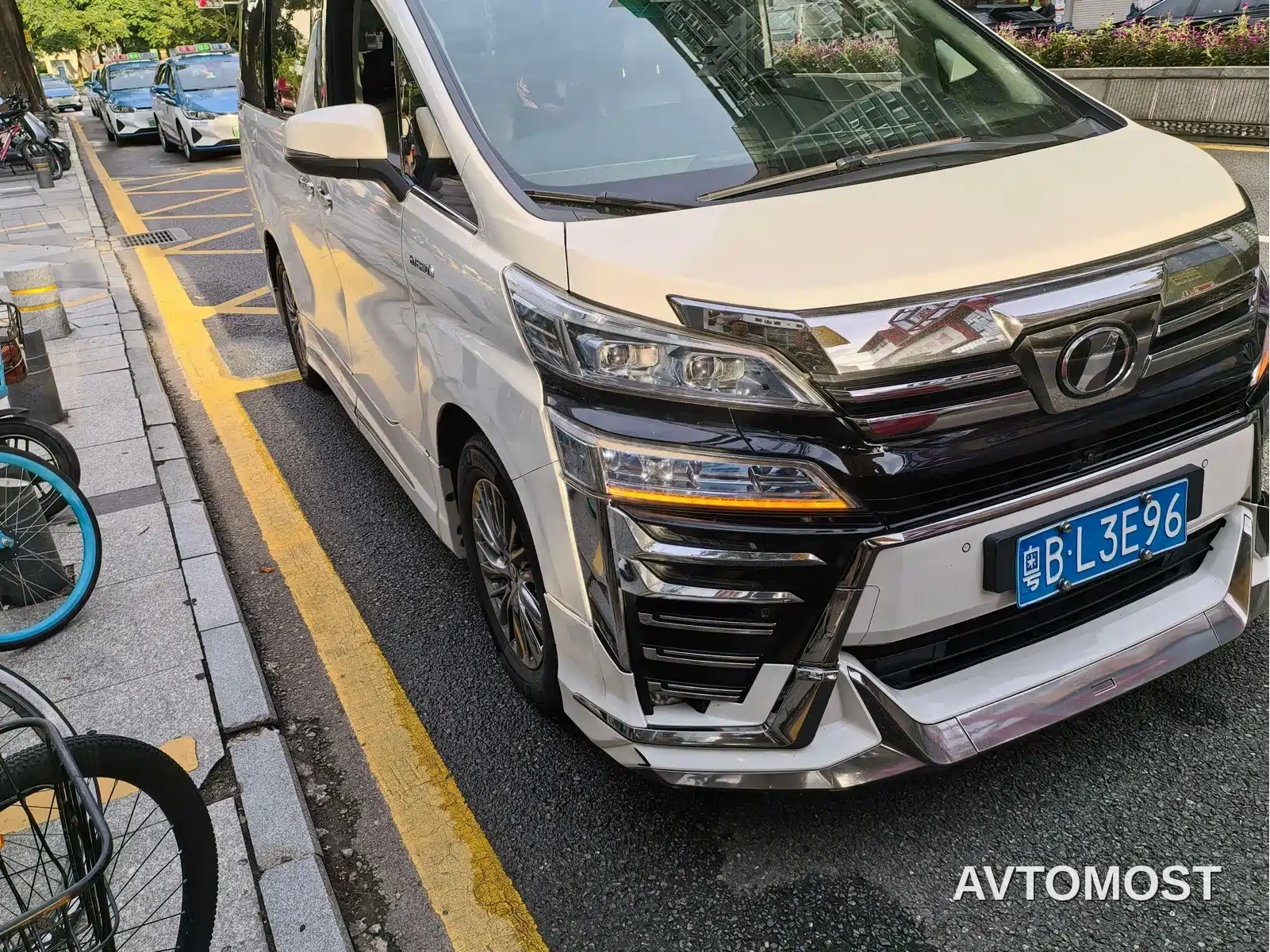 Toyota Vellfire 2020 Twin Engine 2.5L HV Luxury Edition — фото 3