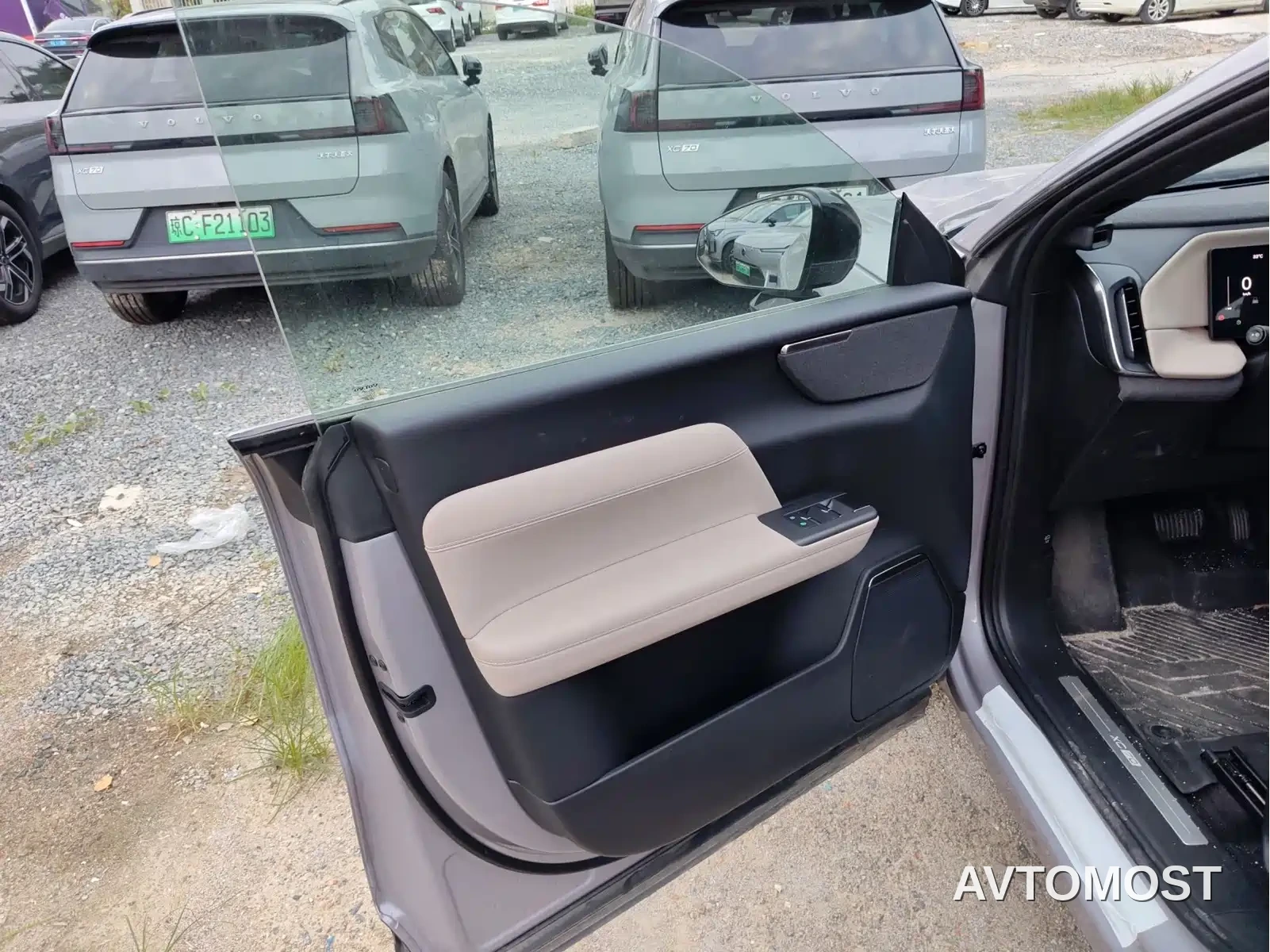 Volvo XC70 Plug-in Hybrid 2025 Standard — фото 3