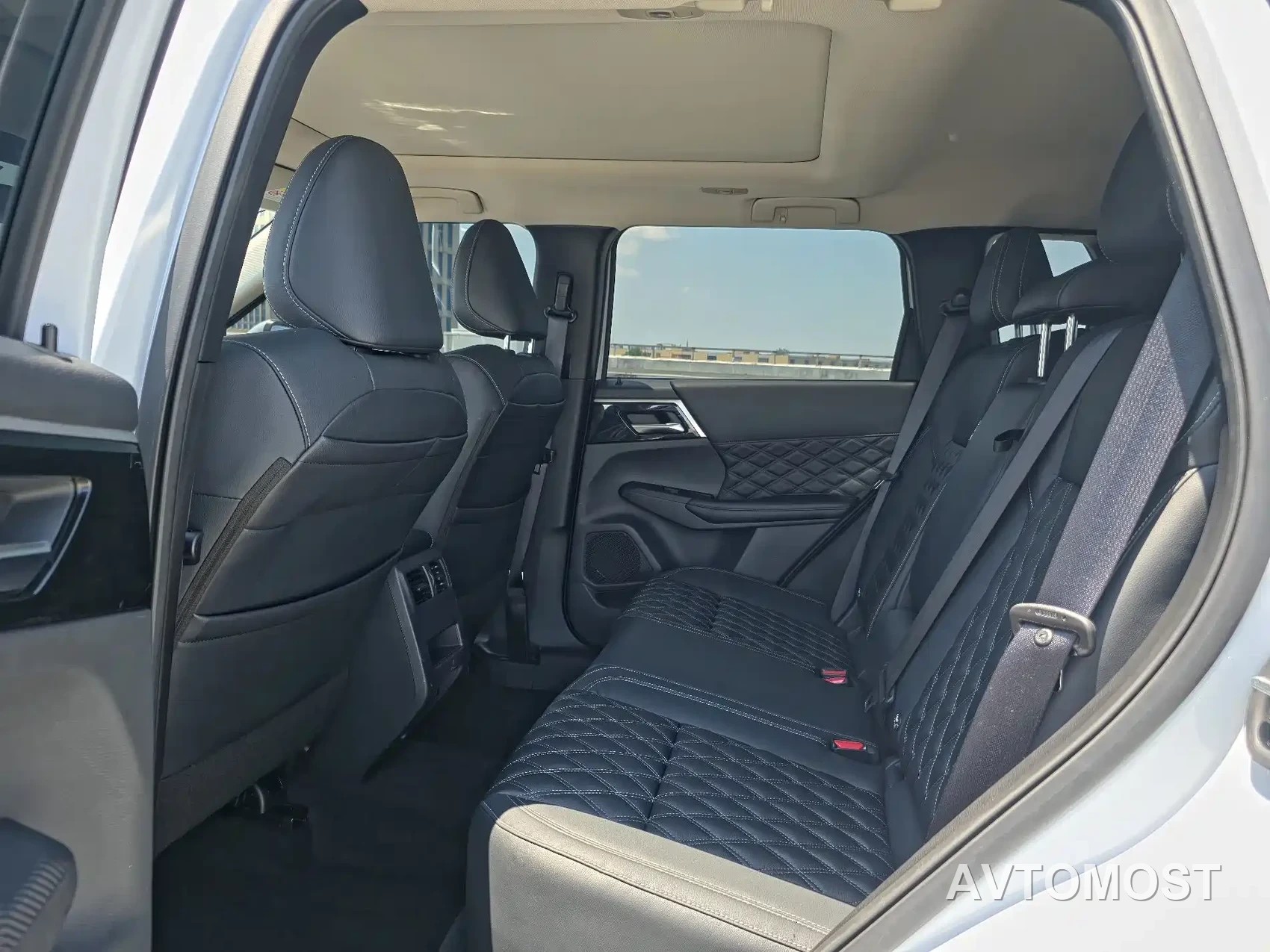 Mitsubishi Outlander 2023 1.5T CVT AWD Premium Edition 5-seater — фото 7