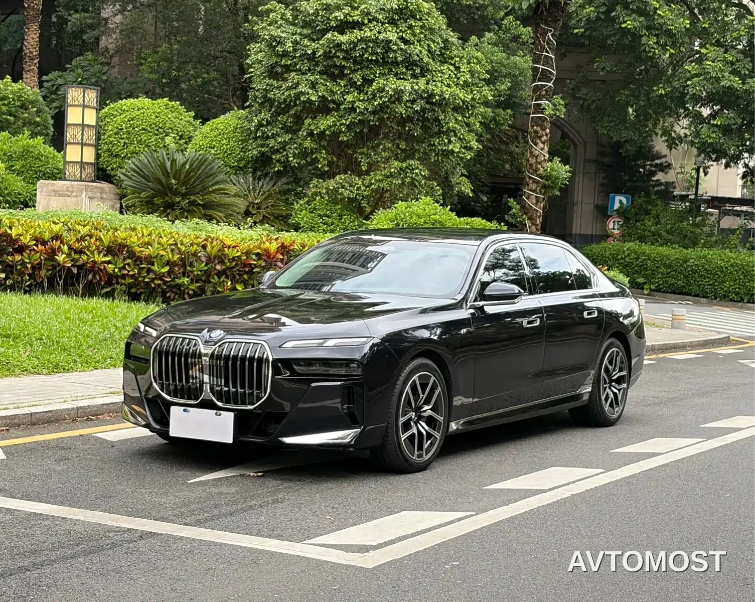 BMW 7 Series 2023 Model 735Li M Sport Package — фото 2