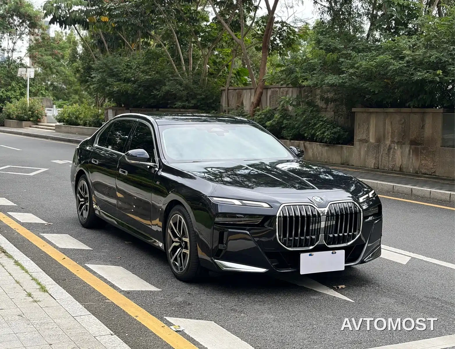BMW 7 Series 2023 Model 735Li M Sport Package — фото 4