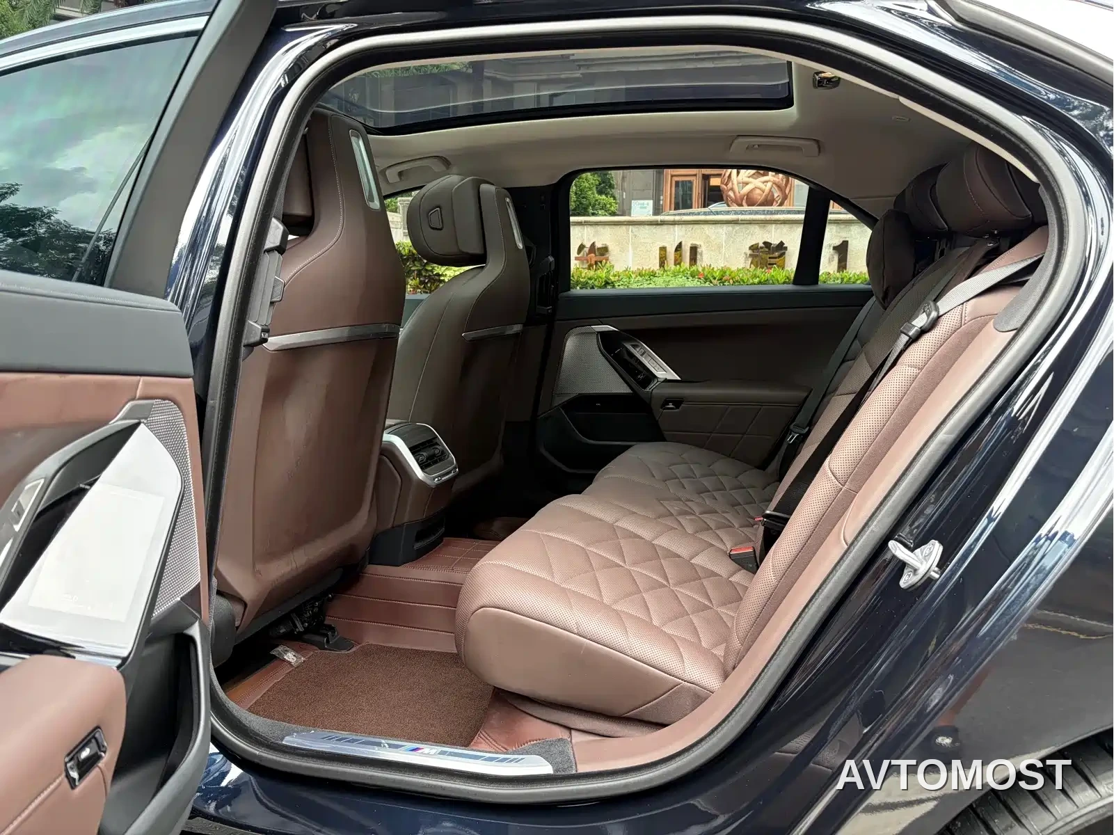 BMW 7 Series 2023 Model 735Li M Sport Package — фото 8