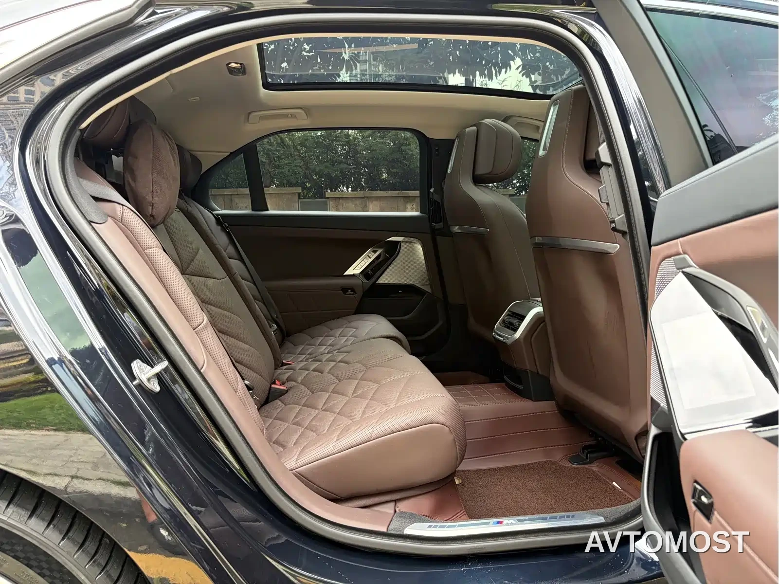 BMW 7 Series 2023 Model 735Li M Sport Package — фото 10