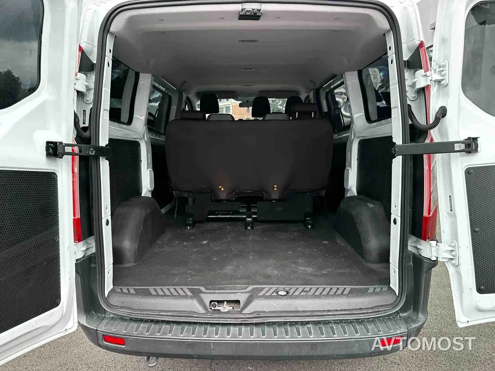 Ford Transit 2019 2.0T Diesel Multi-Purpose Commercial Vehicle Short Wheelbase Low Roof 6-Seater China VI — фото 5