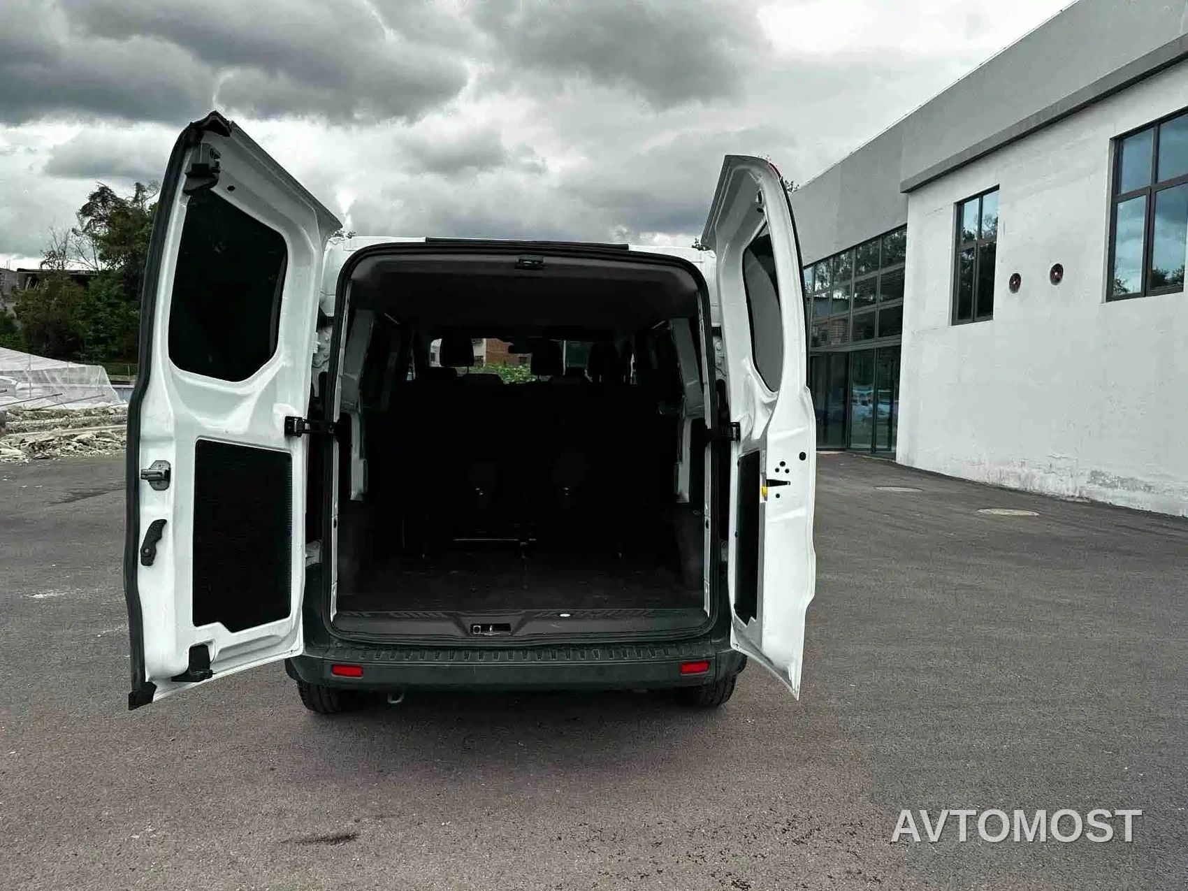 Ford Transit 2019 2.0T Diesel Multi-Purpose Commercial Vehicle Short Wheelbase Low Roof 6-Seater China VI — фото 6