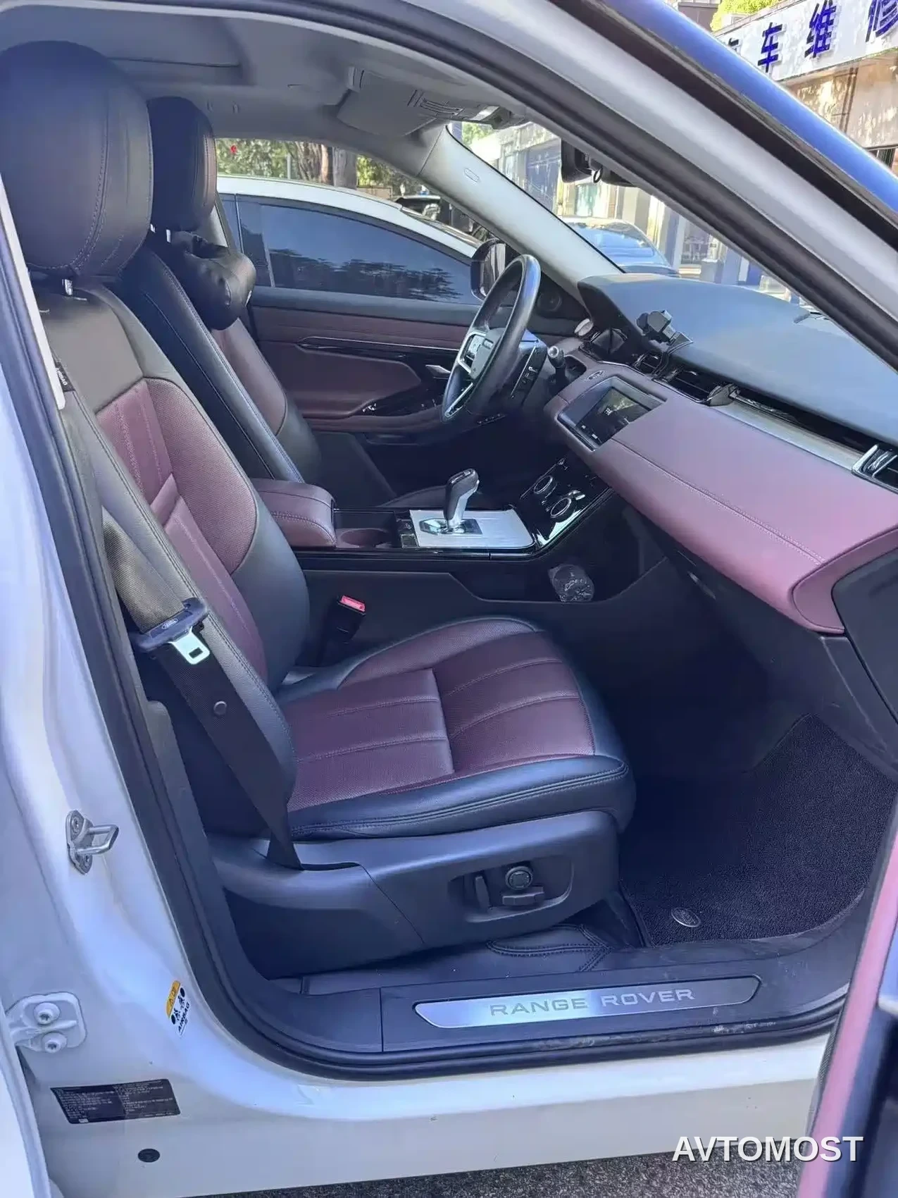 Land Rover Range Rover Evoque New Energy 2022 Range Rover Evoque L P300e Plug-in Hybrid — фото 12
