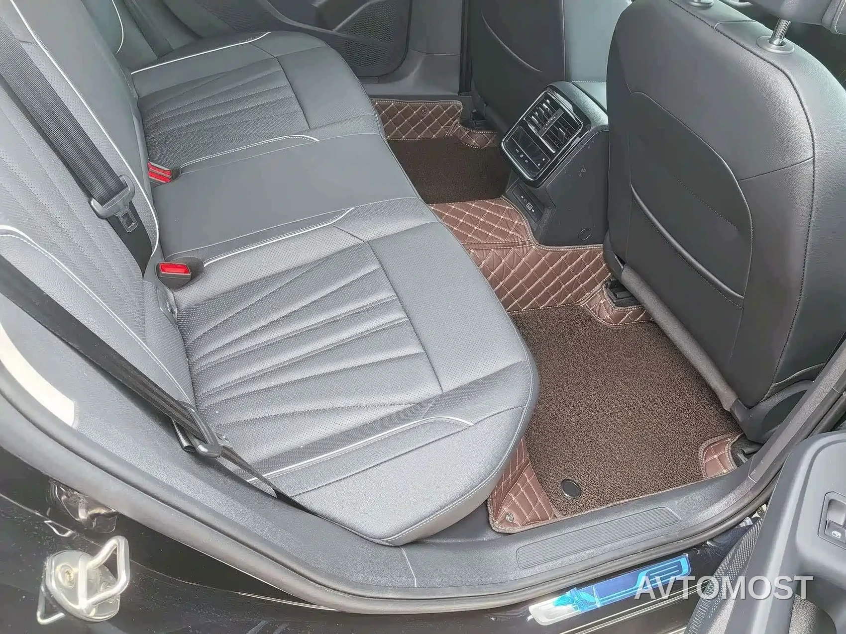 Volkswagen Passat 2024 380TSI Dragon Soaring Edition — фото 8