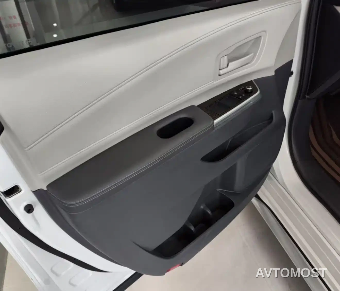 Toyota Granvia 2024 2.5L Hybrid Luxury — фото 2