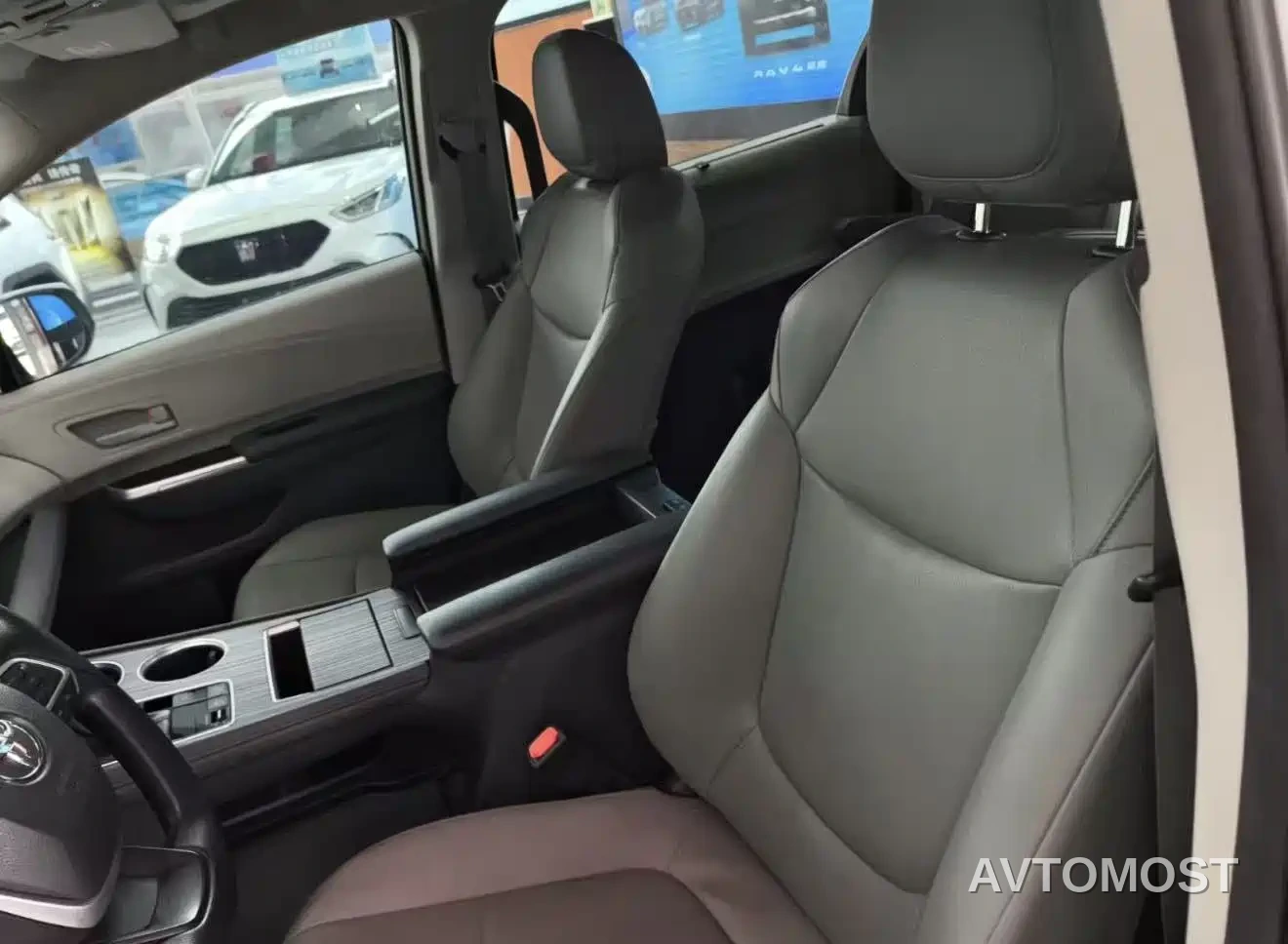 Toyota Granvia 2024 2.5L Hybrid Luxury — фото 3