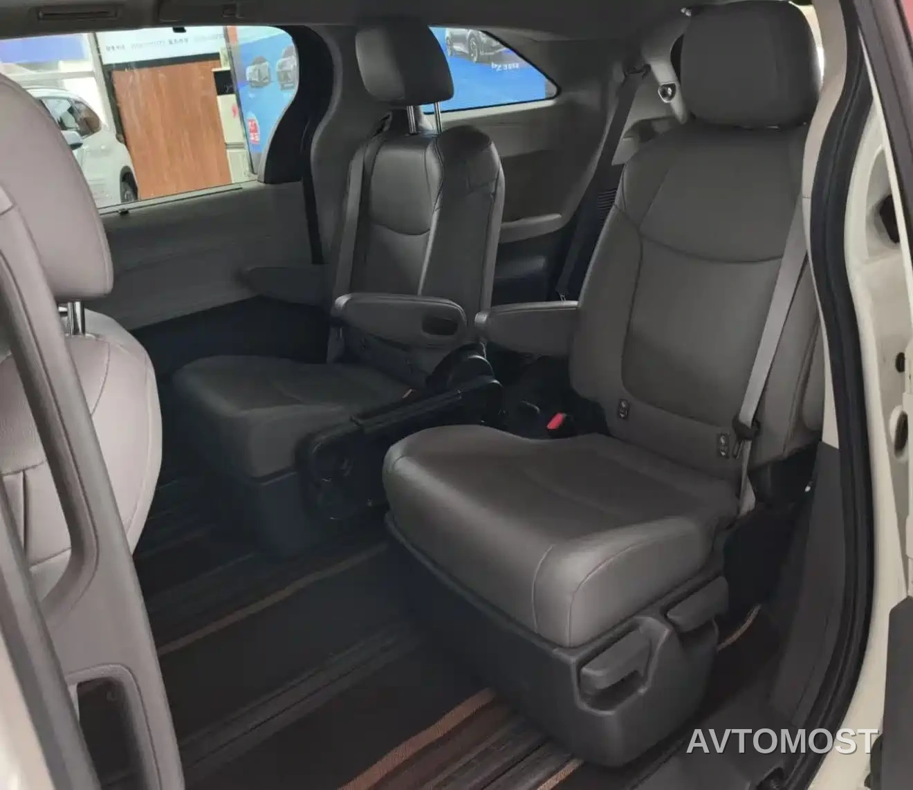 Toyota Granvia 2024 2.5L Hybrid Luxury — фото 5