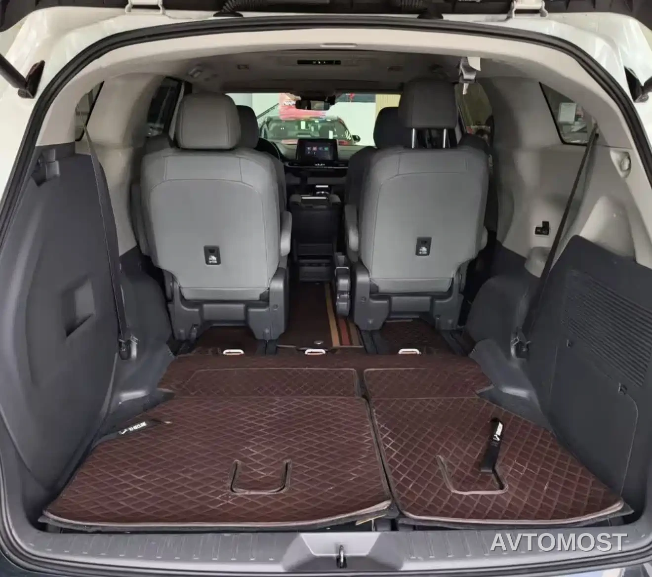 Toyota Granvia 2024 2.5L Hybrid Luxury — фото 6