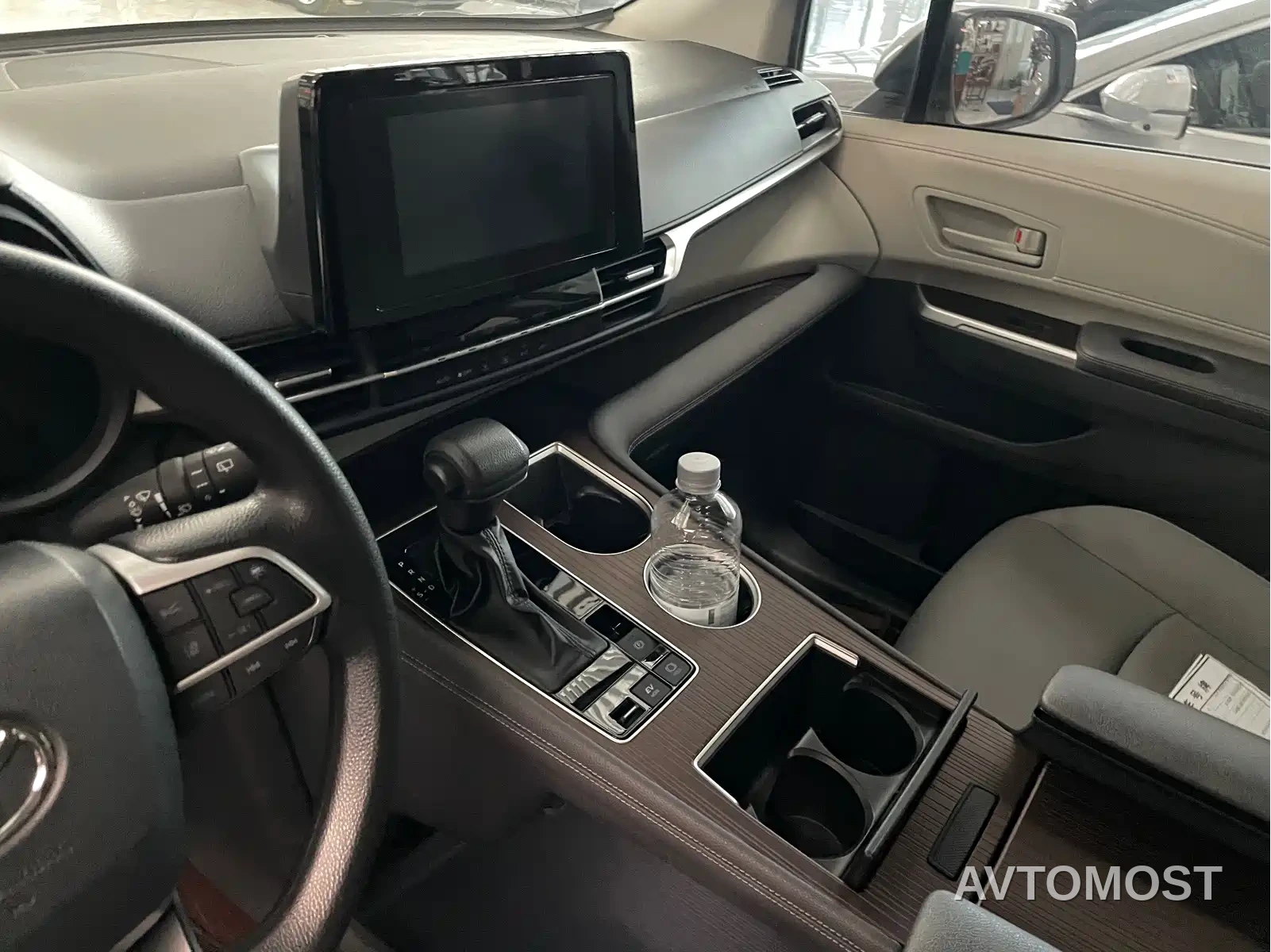 Toyota Granvia 2024 2.5L Hybrid Luxury — фото 9