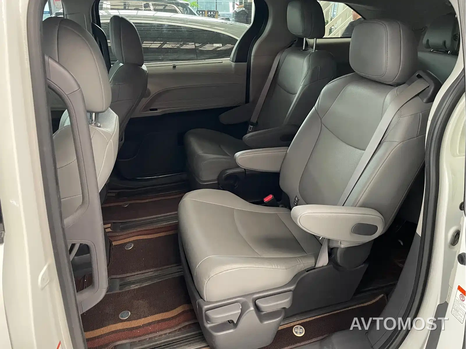 Toyota Granvia 2024 2.5L Hybrid Luxury — фото 10