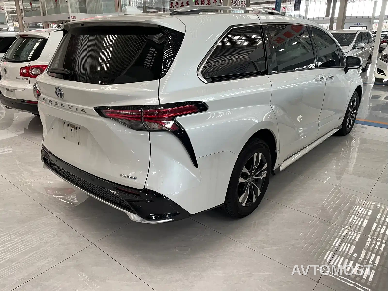 Toyota Granvia 2024 2.5L Hybrid Luxury — фото 11