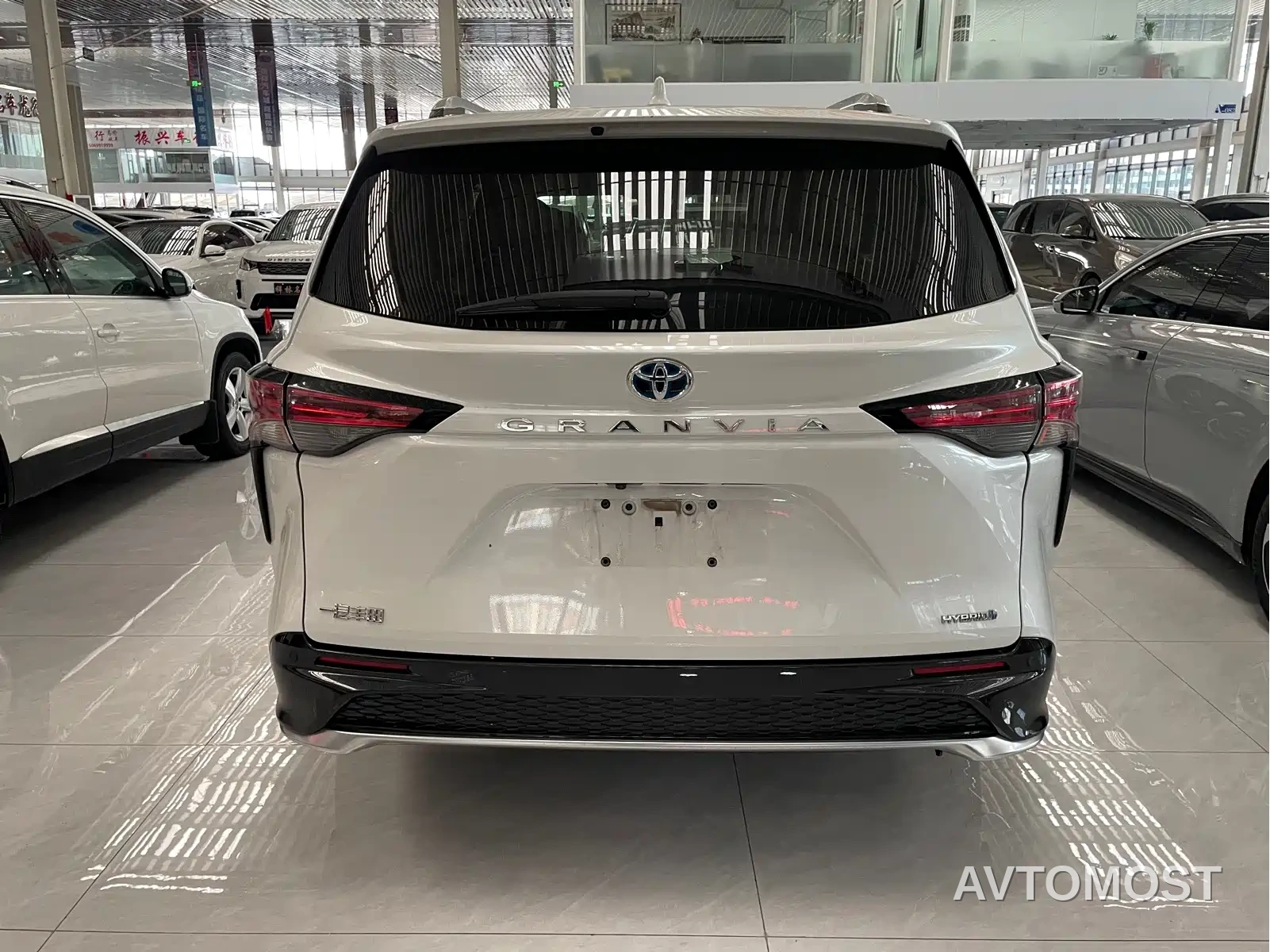 Toyota Granvia 2024 2.5L Hybrid Luxury — фото 12