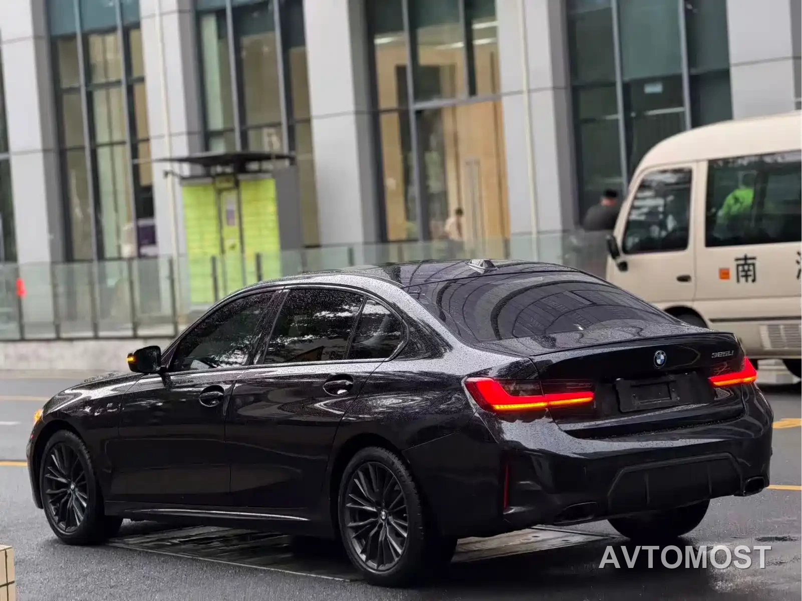 BMW 3 Series 2023 325Li M Sport Black Night Package — фото 3