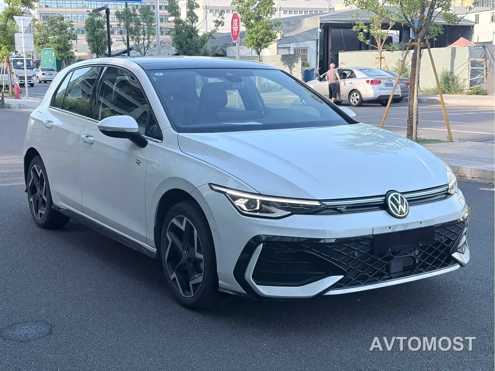 Volkswagen Golf 2025 Facelift 300TSI R-Line — фото 3