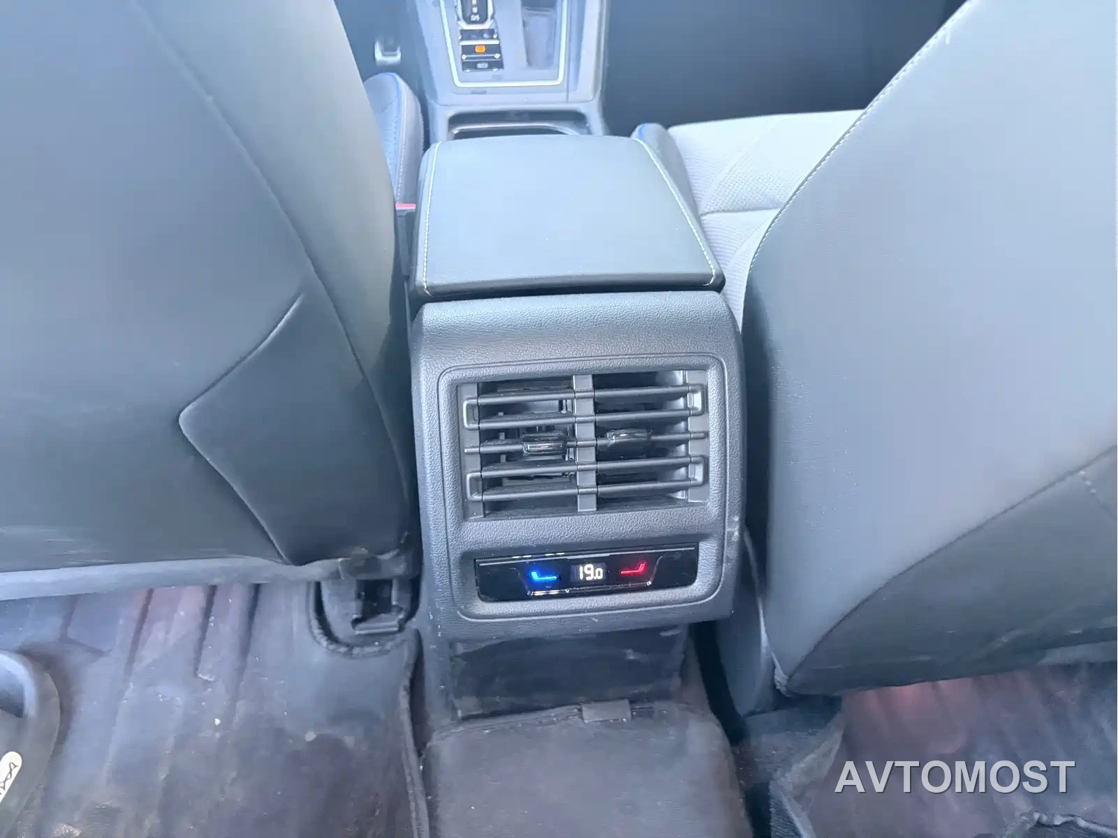 Volkswagen Golf 2025 Facelift 300TSI R-Line — фото 9