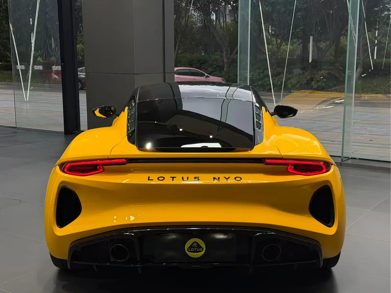 Lotus Cars EMIRA 2021 2.0T DCT First Edition — фото 3