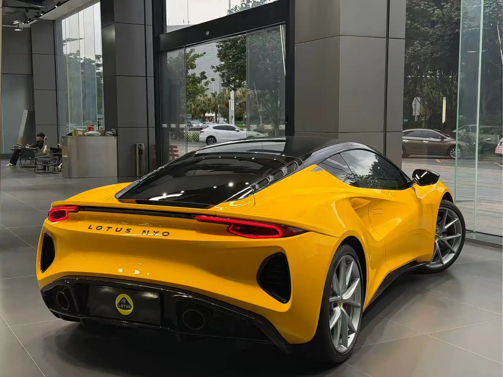 Lotus Cars EMIRA 2021 2.0T DCT First Edition — фото 4