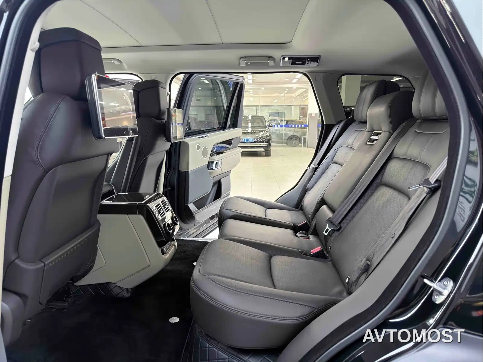 Land Rover Range Rover 2022 3.0 L6 400PS Heritage Extended Classic Edition — фото 11