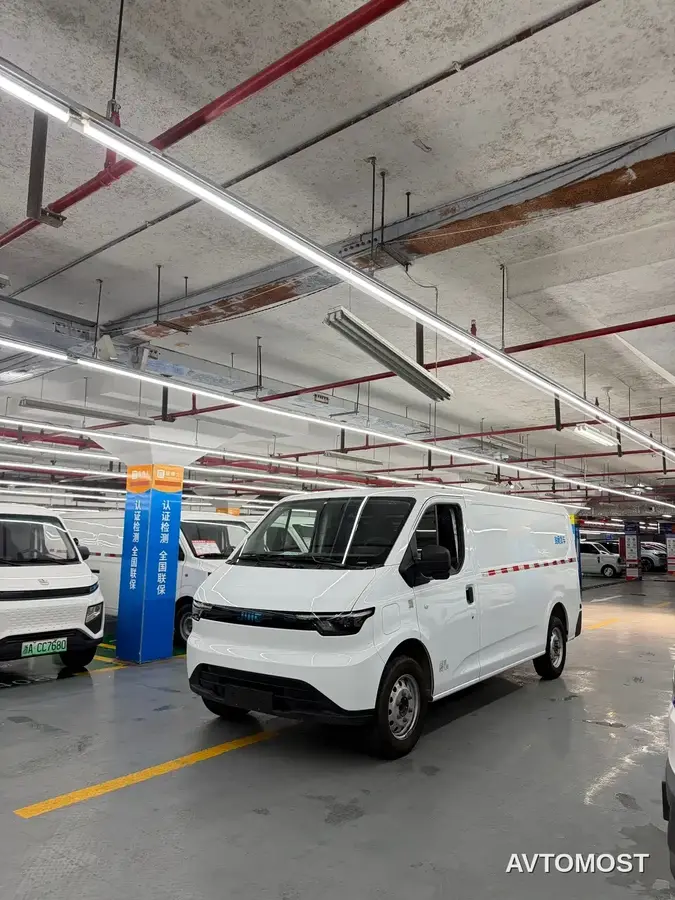 Jiangling E-Fushun 2025 Model Blind Window Version 50.38kWh Medium Wheelbase Low Roof 3.0T