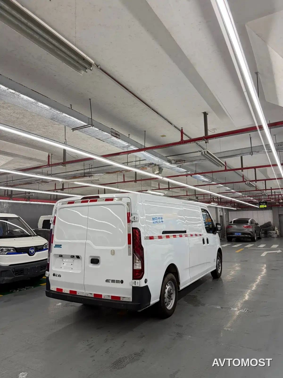 Jiangling E-Fushun 2025 Model Blind Window Version 50.38kWh Medium Wheelbase Low Roof 3.0T — фото 6
