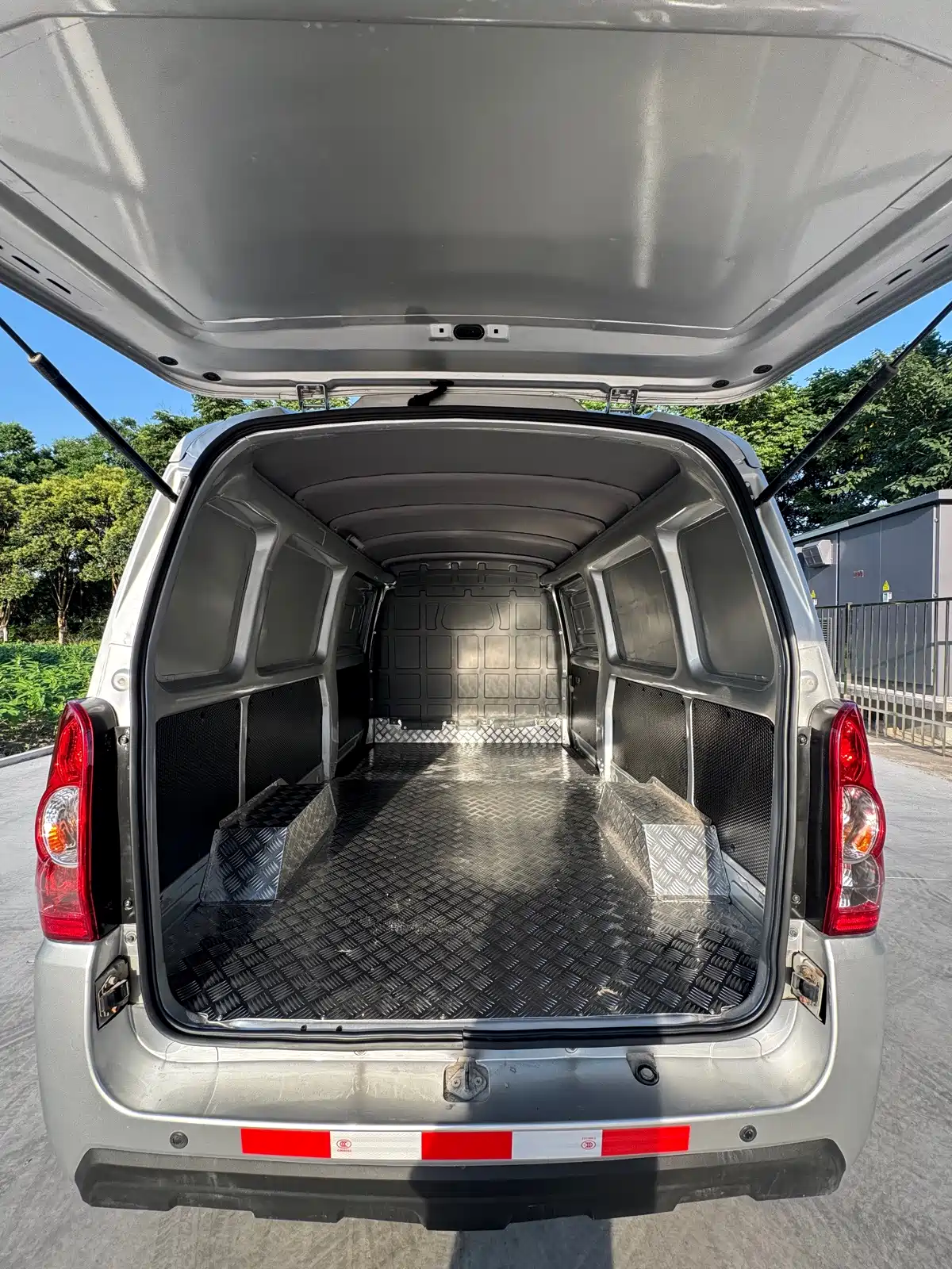 Wuling EV50 2021 Van Logistics Vehicle with Lishen 41.6kWh Tongyu Electronic Control — фото 9