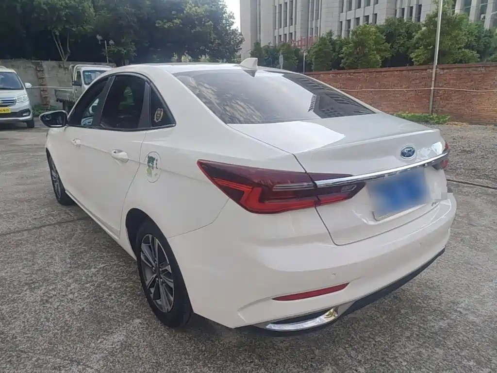 Ford Escort 2021 1.5L Automatic Diamond Edition — фото 5