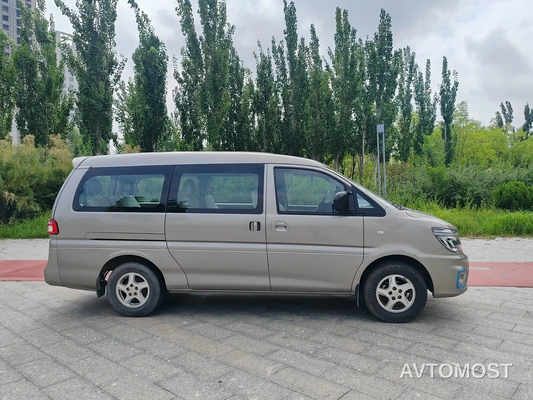 Dongfeng Fengxing Lingzhi New Energy 2020 Luxury 7-Seater — фото 4