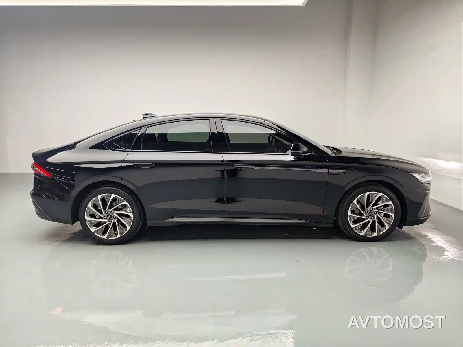 Lincoln Z 2024 2.0T 2WD Premium Hybrid — фото 9