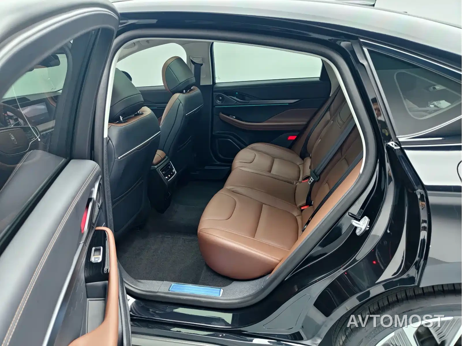 Lincoln Z 2024 2.0T 2WD Premium Hybrid — фото 16