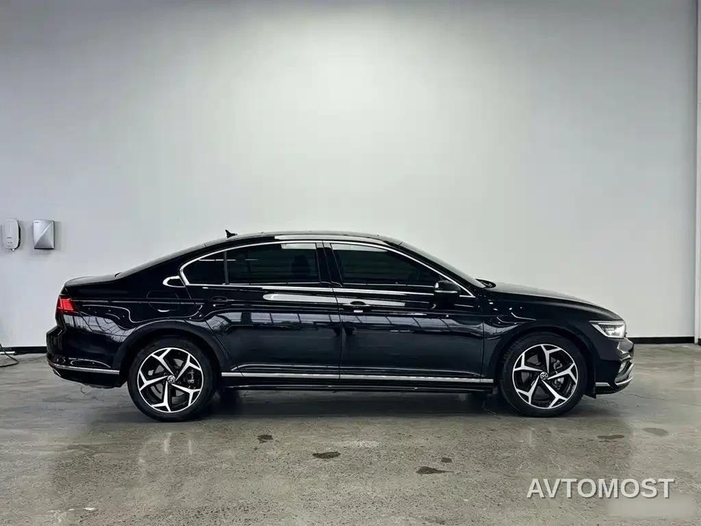 Volkswagen Magotan 2023 Model 2 Million Commemorative Edition 330TSI DSG Luxury — фото 8
