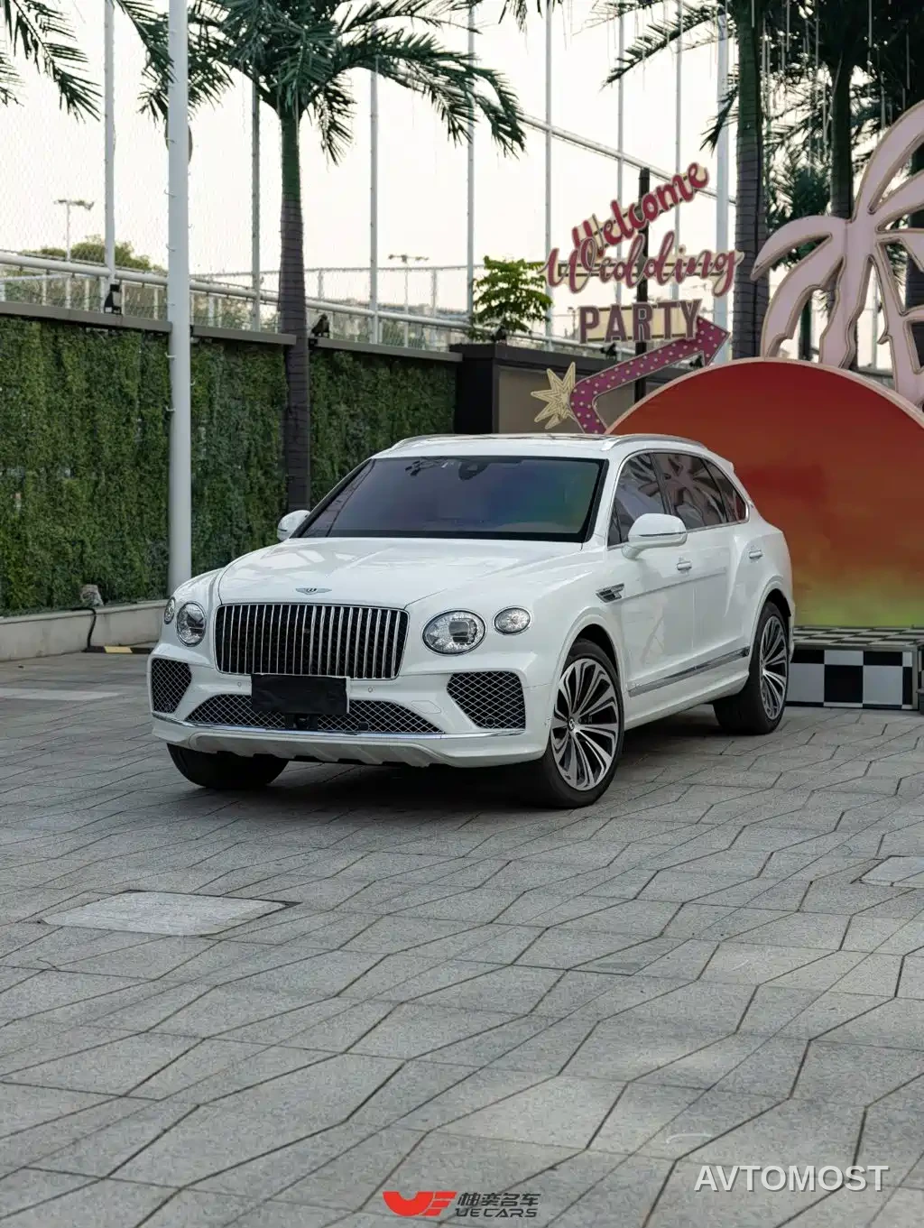 Bentley Bentayga 2026 4.0T V8 Long Wheelbase Azure Edition — фото 1