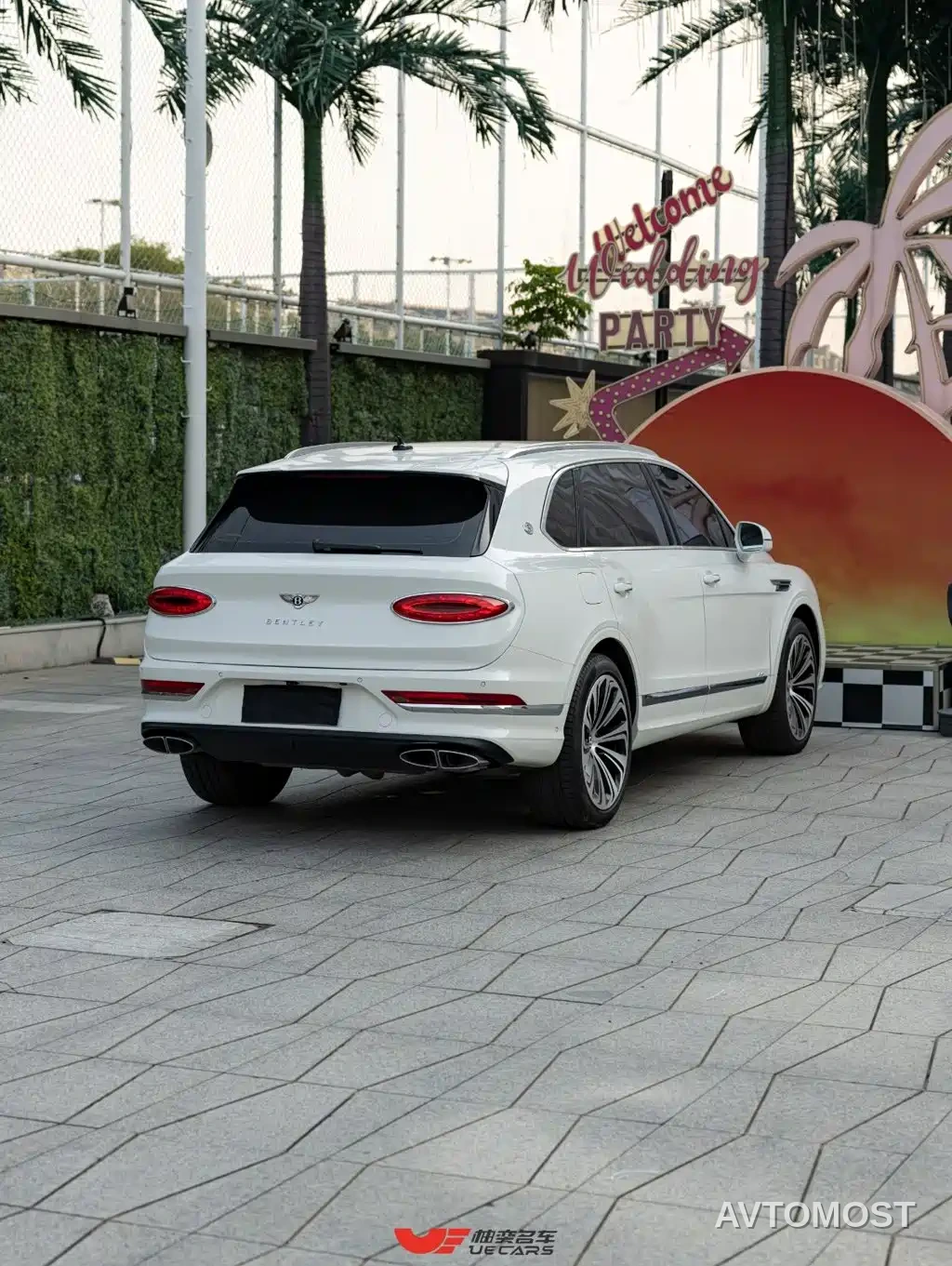 Bentley Bentayga 2026 4.0T V8 Long Wheelbase Azure Edition — фото 3