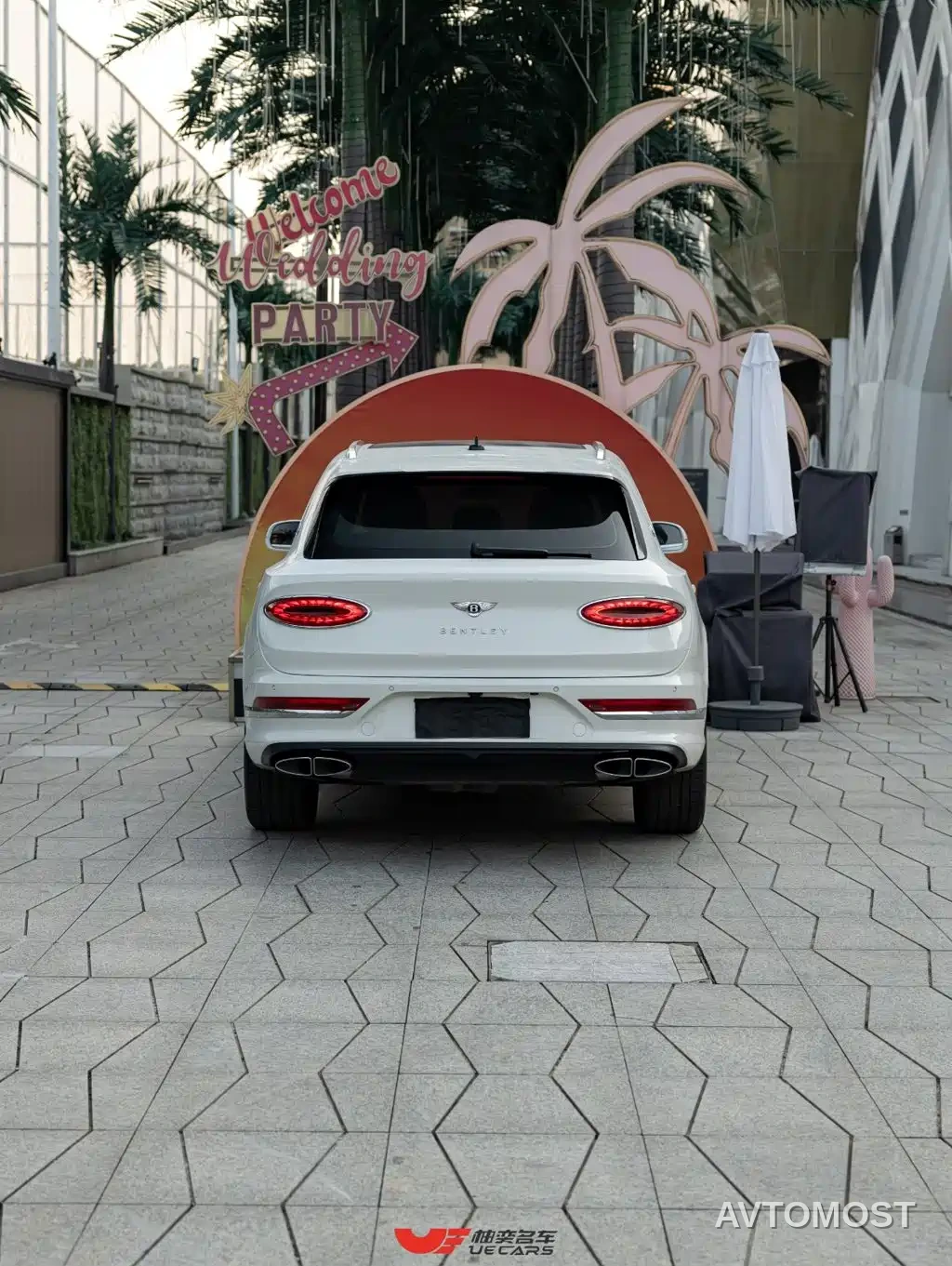 Bentley Bentayga 2026 4.0T V8 Long Wheelbase Azure Edition — фото 4