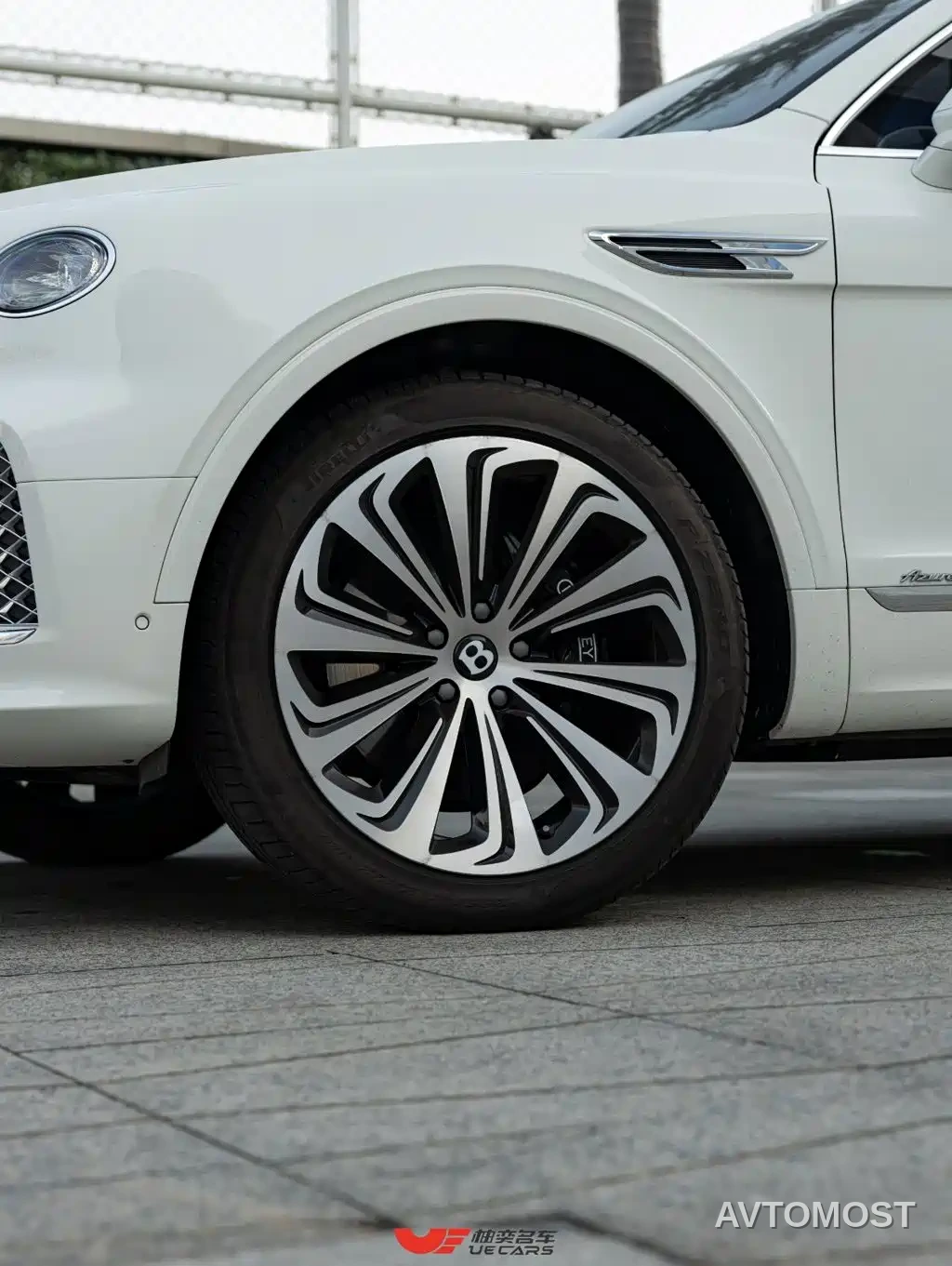 Bentley Bentayga 2026 4.0T V8 Long Wheelbase Azure Edition — фото 7