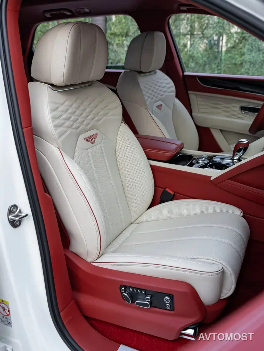 Bentley Bentayga 2026 4.0T V8 Long Wheelbase Azure Edition — фото 18