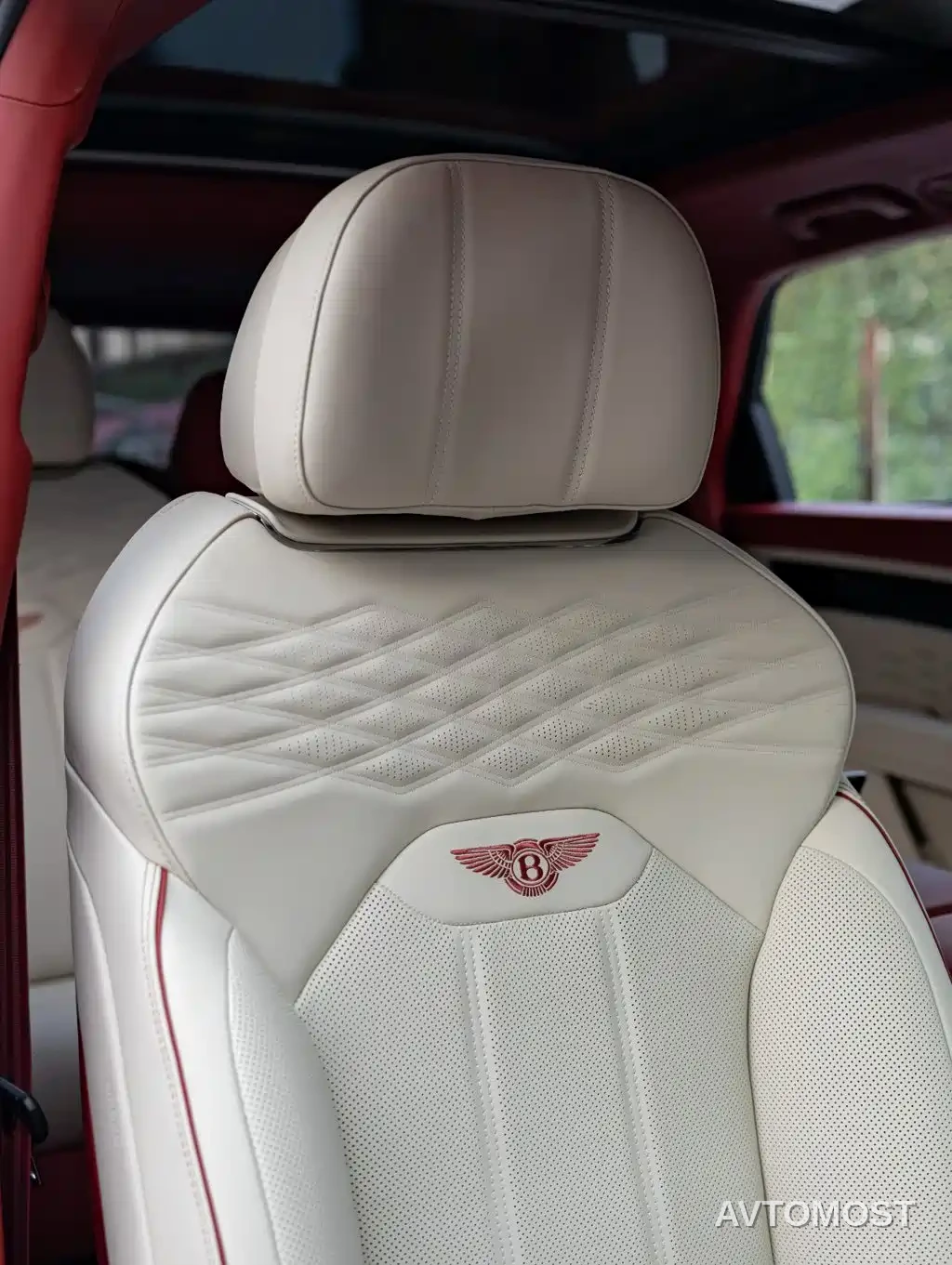 Bentley Bentayga 2026 4.0T V8 Long Wheelbase Azure Edition — фото 19